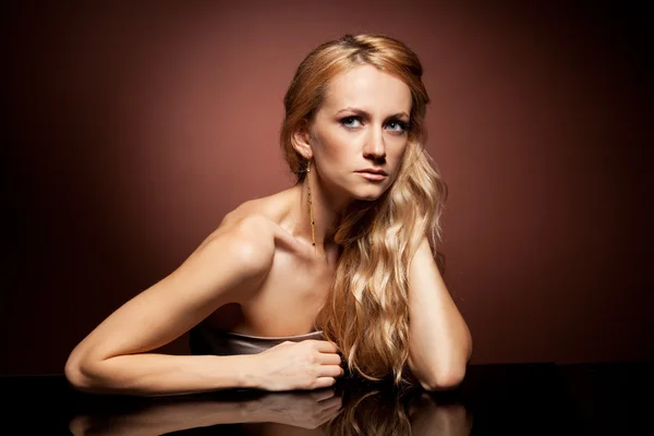 Moda portre üzerinde kahverengi zemin şehvetli genç kadın — Stok fotoğraf