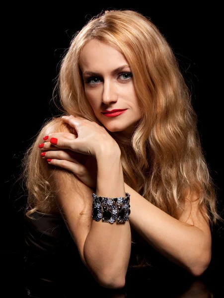 Modeporträt einer sinnlichen jungen Frau auf schwarzem Hintergrund — Stockfoto