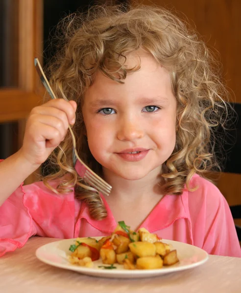 Mädchen isst Kartoffeln — Stockfoto