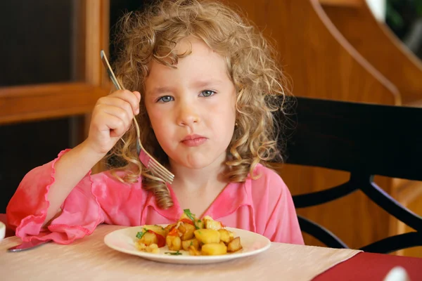 Girl eating potatoes — Stock Photo, Image