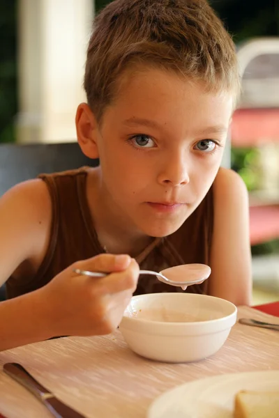 Мальчик завтрак — стоковое фото