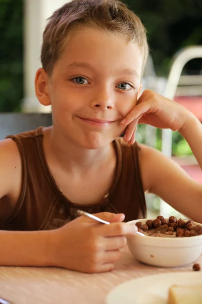 Мальчик завтрак — стоковое фото