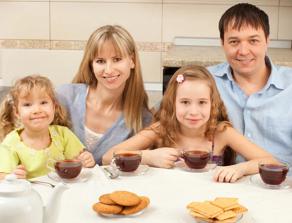 Счастливая семья пьет чай — стоковое фото