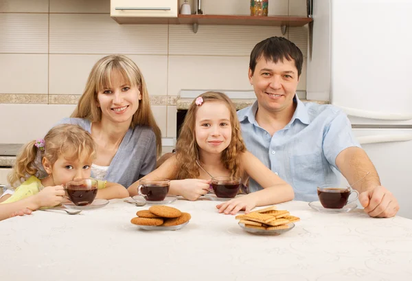 Gelukkig familie dranken thee — Stockfoto