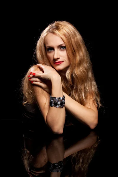Modeporträt einer sinnlichen jungen Frau auf schwarzem Hintergrund — Stockfoto