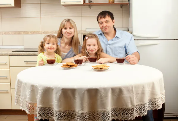 Šťastné rodiny pití čaje — Stock fotografie
