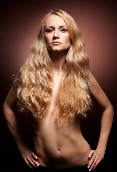 Mode portret van sensuele jonge vrouw op bruine achtergrond Stockafbeelding