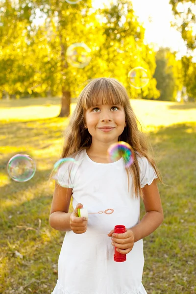 Девушка с пузырями — стоковое фото