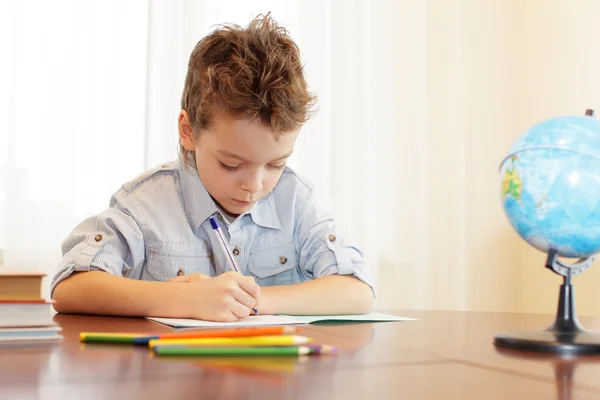 Мальчик делает домашние уроки — стоковое фото