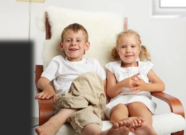 Crianças assistindo tv — Fotografia de Stock