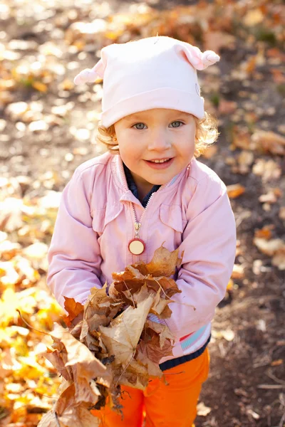 Fille dans le parc d'automne — Photo