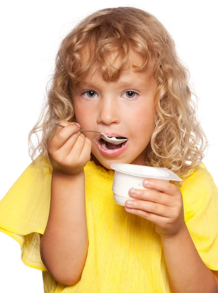 Το κοριτσάκι τρώει γιαούρτι. — Φωτογραφία Αρχείου