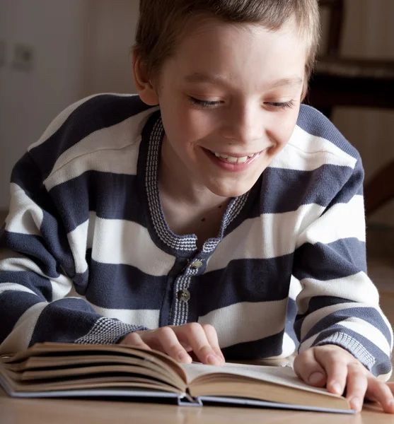 Jongen reeding boek — Stockfoto