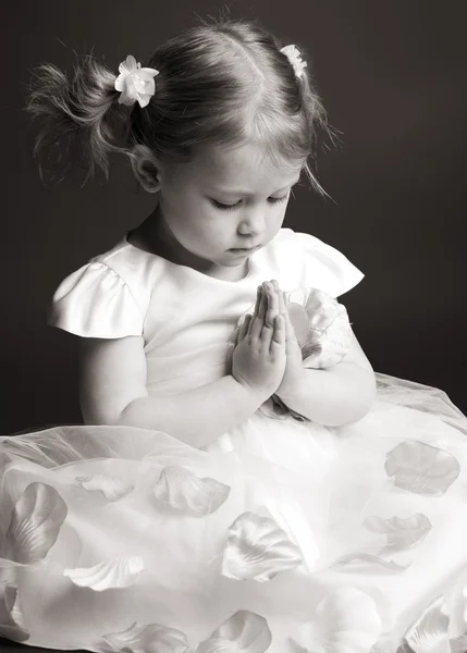 Κορίτσι προσεύχεται — Φωτογραφία Αρχείου