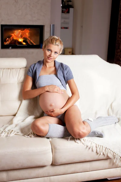 Evde hamile bir kadın var. — Stok fotoğraf