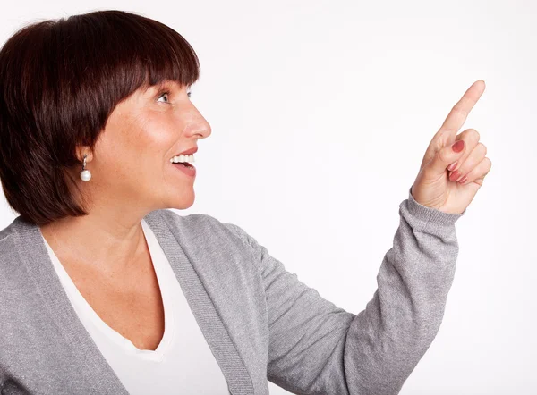 Midtstilt kvinne som viser fingeren i retning – stockfoto