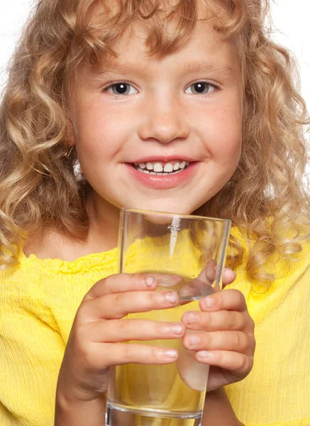 Barn med ett glas vatten — Stockfoto