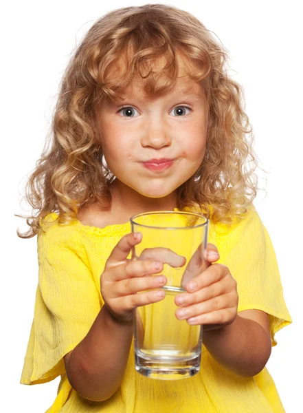 Barn med ett glas vatten — Stockfoto