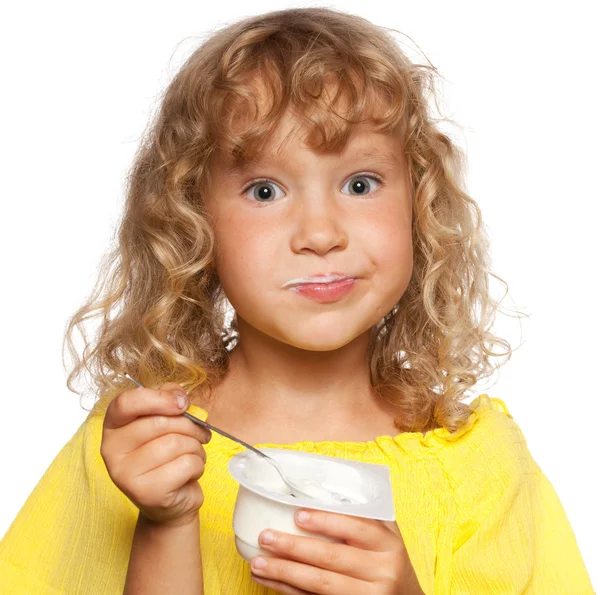 Meisje dat yoghurt eet — Stockfoto