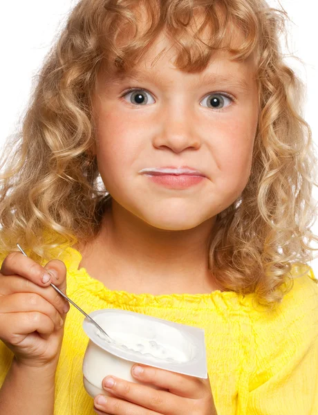 Niña comiendo yogur —  Fotos de Stock