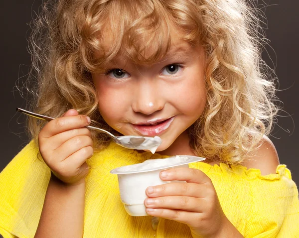 Ragazzina mangiare yogurt — Foto Stock