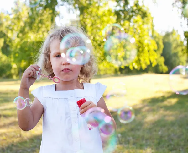 Flicka med bubblor — Stockfoto