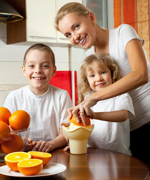 Мать с детьми выжатый апельсиновый сок — стоковое фото
