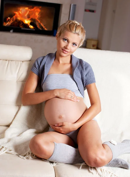 Zwangere vrouw thuis — Stockfoto