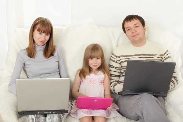 Bilgisayarlı mutlu aile — Stok fotoğraf