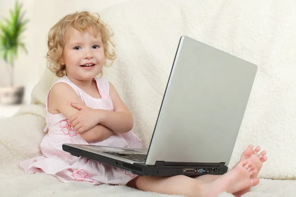 Criança com laptop — Fotografia de Stock