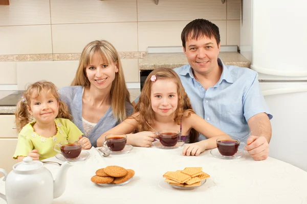 Šťastné rodiny pití čaje — Stock fotografie