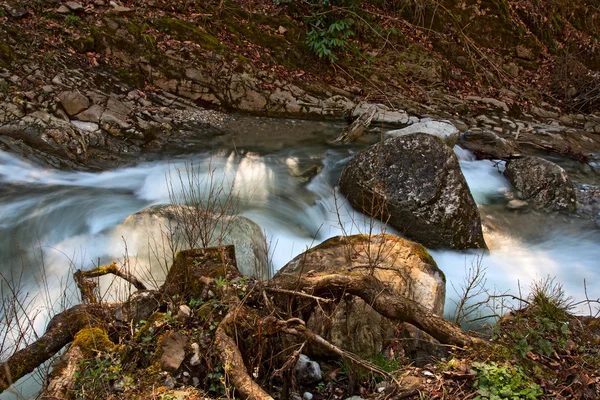 Wasserfall mit Steinen — Stockfoto