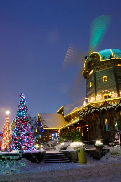 Väderkvarn med christmass dekorationer — Stockfoto