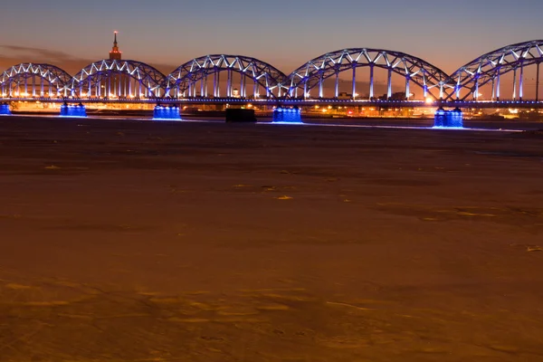 Pont ferroviaire la nuit — Photo