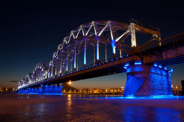 晚上的铁路桥 — 图库照片