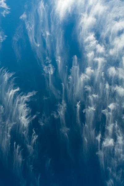 Modrá obloha s bílými mraky — Stock fotografie