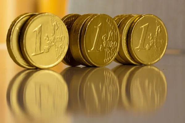Евро монета на белом фоне — стоковое фото