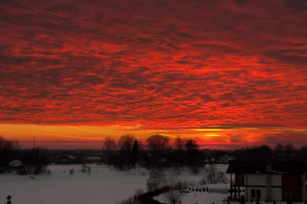 태양에 의해 점화 하는 붉은 구름 — 스톡 사진