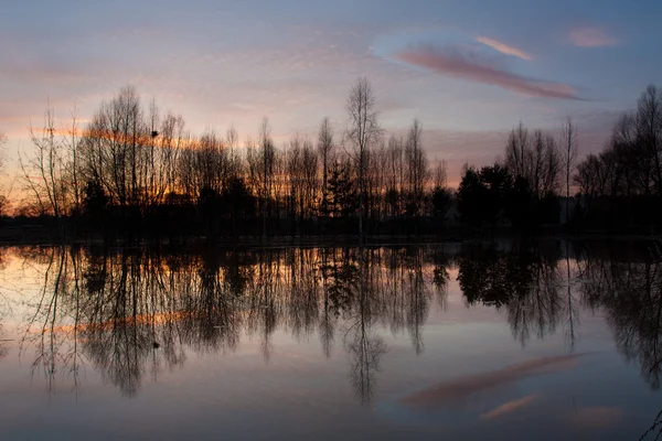 川の上に沈む夕日 — ストック写真