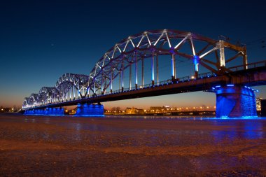 Gece demiryolu köprüsü