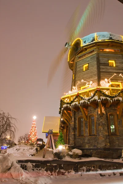 Ветряная мельница с рождественскими украшениями — стоковое фото