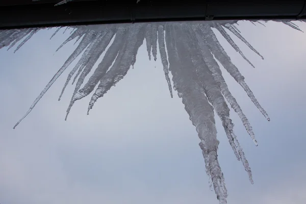 Jégcsapok tetőn cols télen — Stock Fotó