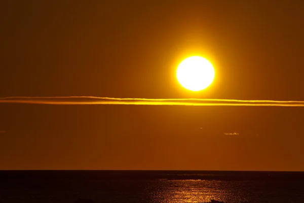 Pôr do sol sobre o mar gelado — Fotografia de Stock