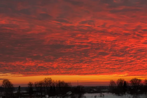 Rudá oblaka osvětlena Sluncem — Stock fotografie