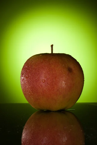Mokre jabłko z wody spadnie — Zdjęcie stockowe