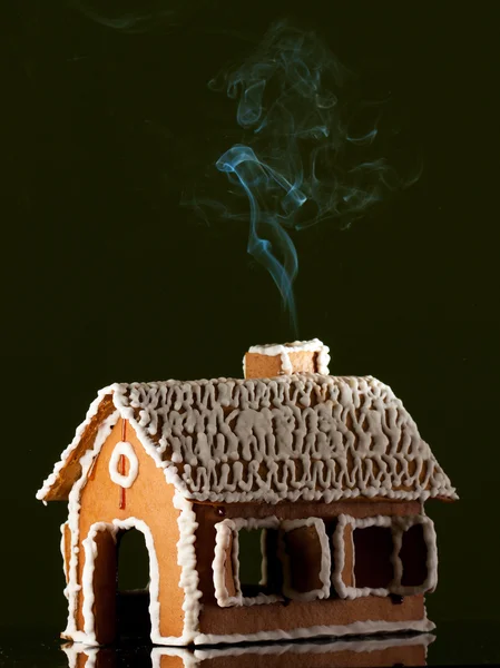 Пряничный домик на черном — стоковое фото