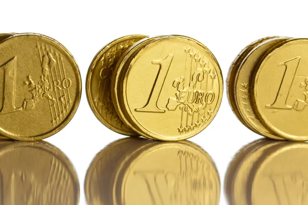 白色背景的欧元硬币 — 图库照片