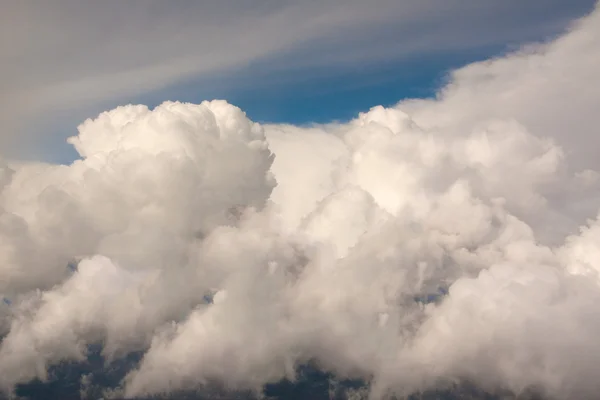 Schließen glänzende Wolken am blauen Himmel — Stockfoto