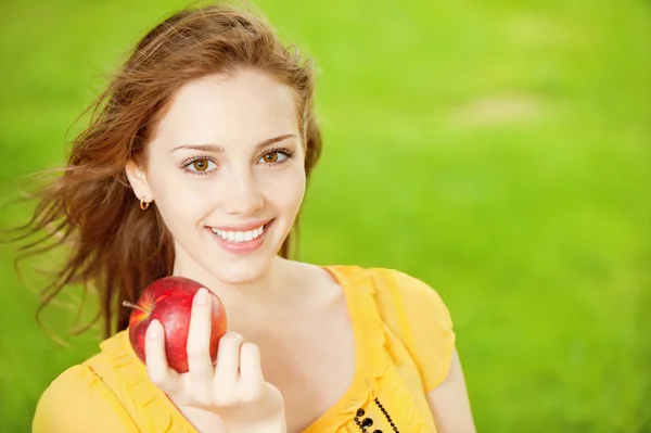 빨간 사과와 아름 다운 여자 — 스톡 사진