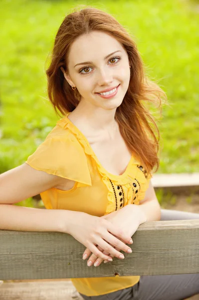 Beautiful girl in the park — Stock Photo, Image